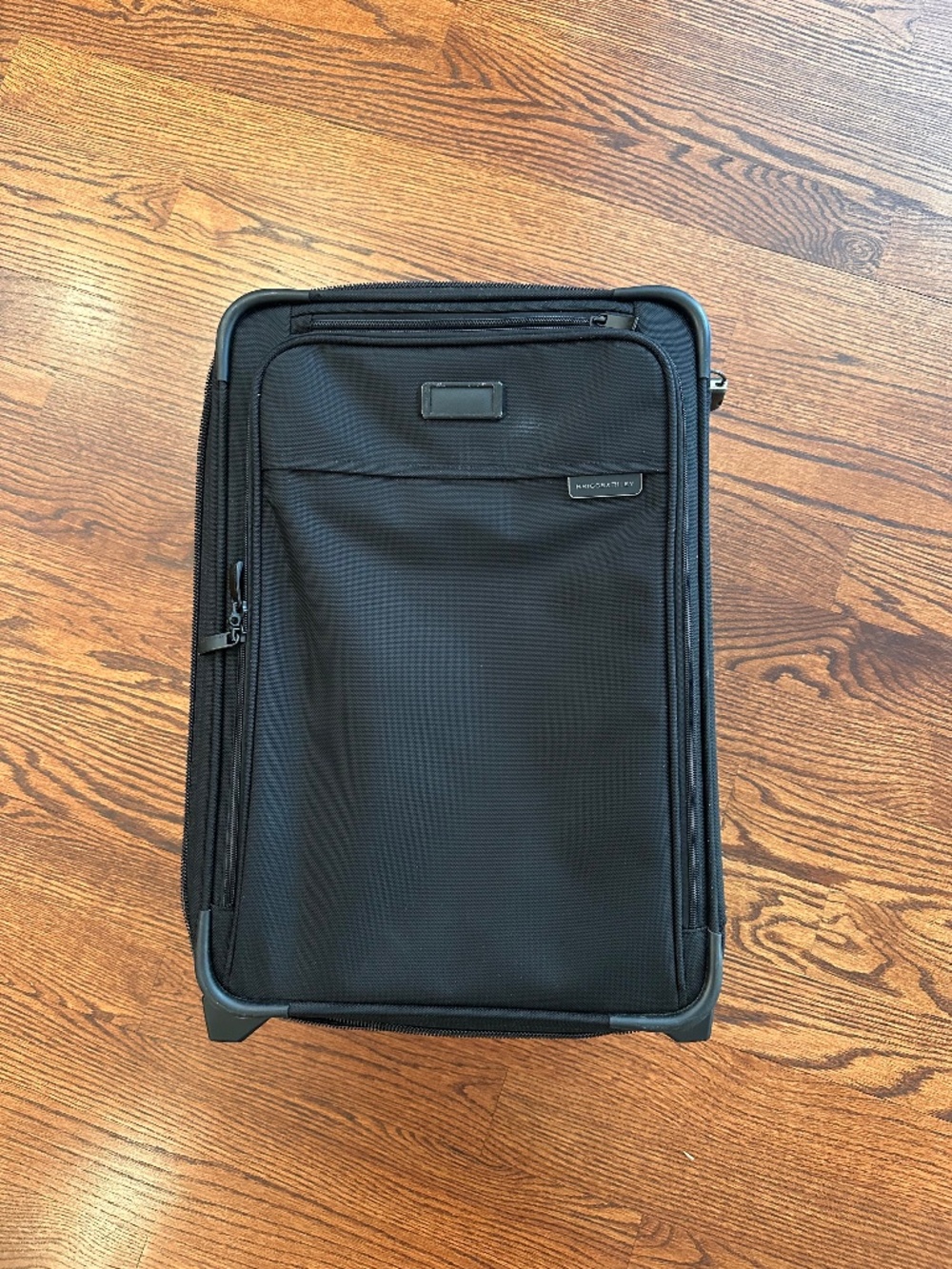 Briggs & Riley Baseline 2-Wheel 22" CarryOn Expandable Suitcase (color: black)